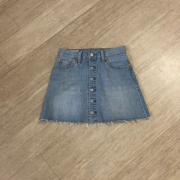 NWOT Levi's Button Front Mini Skirt - Picture 2 of 7
